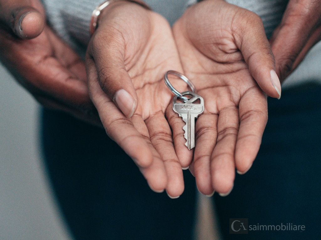 mani che stringono chiavi dopo aver ottenuto mutuo prima casa