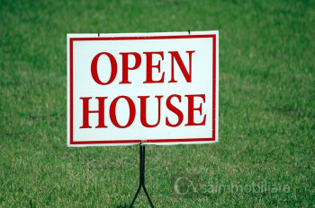 cartello di un open house immobiliare