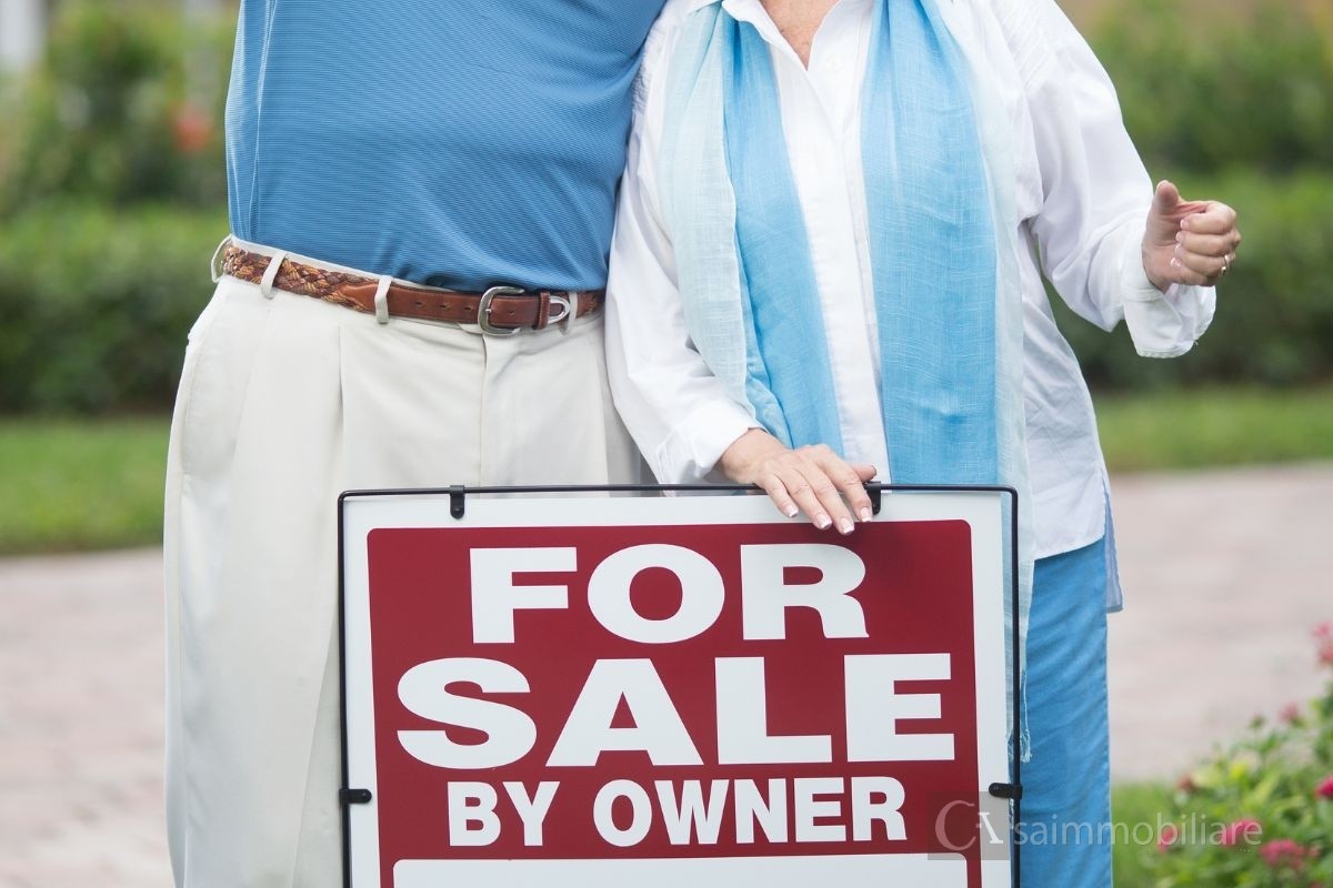 coppia mentre riesce a vendere casa senza agenzia
