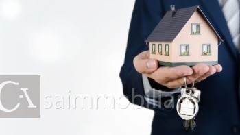 vendita di casa simboleggiata con modellino in mano