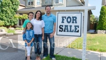 famiglia di fronte all'insegna di vendita casa